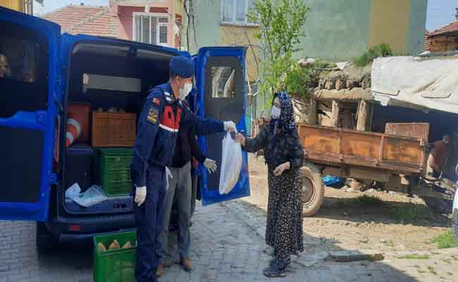 Eskişehir'de iki günlük sokağa çıkma yasağı ilan edilmesinin ardından hem güvenlik güçleri, hem  Vefa Sosyal Destek Grupları hem de belediye ekipleri vatandaşların temel ihtiyaçlarını karşılamaya devam ediyor.