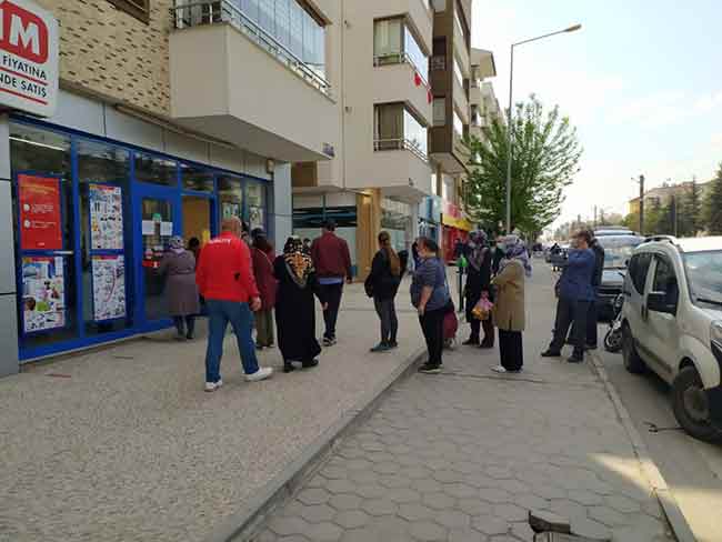 Pek çok yerde banka işlemleri ve mutfak alışverişlerini yapmak isteyen vatandaşların etkisiyle uzun kuyruklar oluştu. 