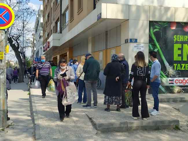 Öte yandan maske, koruyucu ekipman ve sosyal mesafe gibi tedbirlerin yer yer uygulandığı görülse de bazı duyarsız vatandaşların uyarılara kulak asmaması ise dikkat çekti.