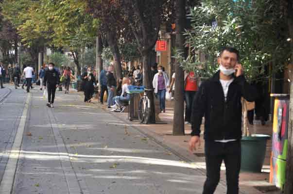 TURGUT ÖZDEMİR: “Tedirgin oluyoruz herkes gibi. İnsanlar işi biraz hafife aldı. Bu yüzden vakalar artmaya başladı. Çarşıda, pazarda çok da dikkat edilmiyor halkımız tarafından. O kadar uyarılara rağmen yine de belli bir kesim hafife alıyor işi. Elimizden geldiğince kalabalık ortamlara girmemeye çalışıyoruz, temizliğe, maskeye dikkat ediyoruz. Tedirginiz. Yaşım gereğiyle de tedirgin oluyorum. Baştan beri ne gerekiyorsa onu yapıyorum. En başından beri dikkatliyim.” 