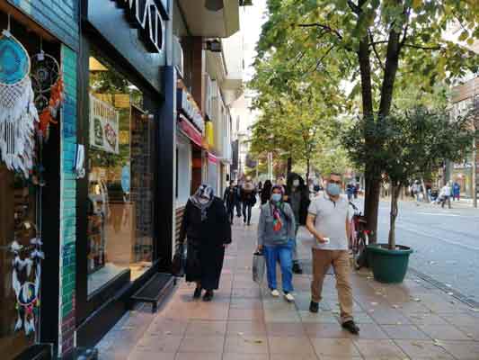 Eskişehir’in de olması vatandaşları tedirgin etmeye başladı. Kurallara uymanın vicdani bir sorumluluk olduğunu söyleyen vatandaşlar, “Tedirgin oluyoruz herkes gibi. İnsanlar işi biraz hafife aldı. Bu yüzden vakalar artmaya başladı” dedi. (Haber: Meltem KARAKAŞ KAYA)