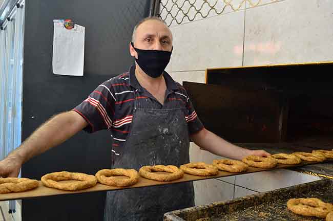 Ayrıca simidin birde farklı bir işlemi var. Tek tek tartılıyor. Tek tek birleştiriliyor. Pekmezin içinde kaynatılıyor. Çıkarılıp susama yediriliyor, yani simit ilgi istiyor. Ekmek iste teknolojik makinelerde el değmeden hamuru buradan veriyorsun diğer taraftan ekmek çıkıyor. Dolayısıyla ekmekle simidi lütfen kıyaslamayın. Esnafımızın da ayakta kalması gerekiyor” diye belirtti.