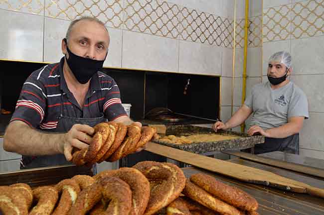 Türkiye’nin diğer büyükşehirlerde simit fiyatının 1 lira 75 kuruş ile 2 lira arasında olduğu belirten Selçuk Nadir, “Bir de şöyle bir şey var Bizim Eskişehir’imizin simidi Türkiye genelinde bilirsiniz meşhur bir simittir. Meşhur diye İstanbullular gelir buradan Eskişehir simidini alıp gider. Türkiye’de bu kadar bilinen birisi bu fiyatta kalması güzel değil yani. Şimdi İstanbul’daki adam 2 liraya satıyor, biz burada çamurdan mı yapıyoruz? Aynı malı yapıyoruz. Çamurdan yapmıyoruz. Şimdi orası büyükşehir diyorlar, ama oranın da potansiyeli büyük. Bizimle potansiyelimiz kendimize göre yani. Bunu hiç hesaplayan yok. Esnafı hiç düşünen yok. Bizde simide zam gelmesini istemeyiz, ama malzemeyi de zam gelmesin. Bizim de maliyetlerinizi arttığı için mecbur zam koymak zorundayız” şeklide ifade etti.