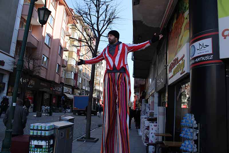 Eskişehir'de Hamamyolu Caddesi’nde tahta bacaklı animatör, esnafın ve çocukların ilgisini üzerinde topladı.