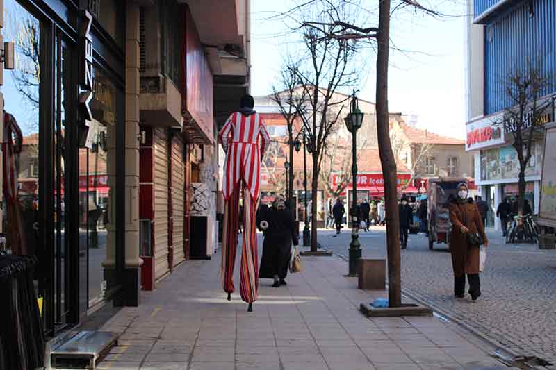 Eskişehir'de Hamamyolu Caddesi’nde tahta bacaklı animatör, esnafın ve çocukların ilgisini üzerinde topladı.