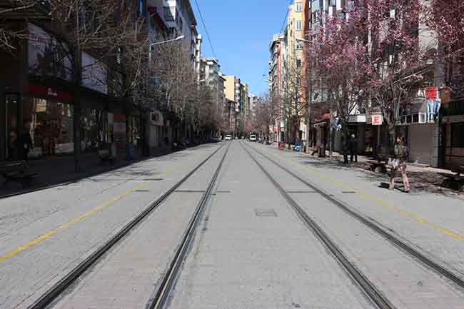 Daha önce gün içinde yoğun kalabalıkların görüldüğü bölgedeki cadde ve sokakların tenhalığı, birçok dükkanın da boş kalması dikkatlerden kaçmadı. 