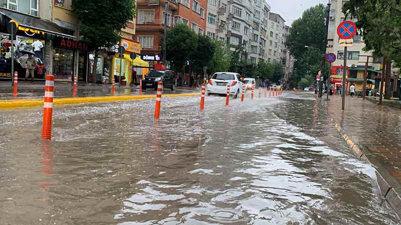 Eskişehir’de aniden bastıran sağanak yağış vatandaşlara zor anlar yaşattı.