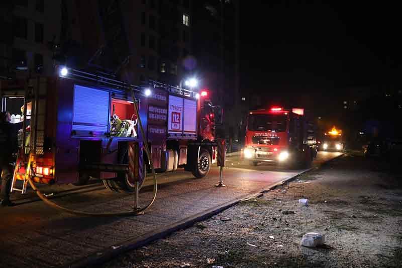 Biz de bu şikayetlerden dolayı bugün kendisine iş akdinin feshedildiğini tebliğ ettik. Tabi tebliğden sonra biz işimize bakmaya başladık. Yarın evi boşaltacağını söyledi. Ben dışarıdayken evi yaktı diye haber geldi. Komşuların söylediğine göre su vanalarını kapatmış. 