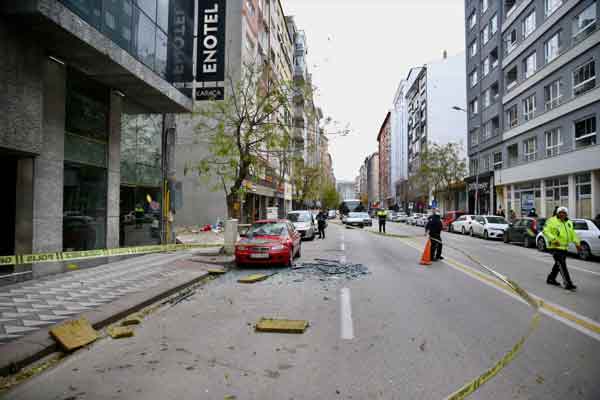 Trafiği tehlikeye atmaması için ağaç, karayolları görevlilerince güvenli bir yere taşındı. 