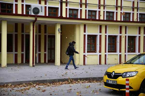 Eskişehir'de kuvvetli lodos, hayatı olumsuz etkiliyor.