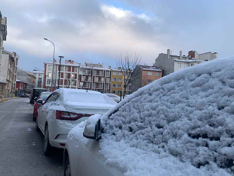 Dün akşam saatlerinde başlayan hafif kar yağışı, gece boyu etkisini azaltarak devam etti. 