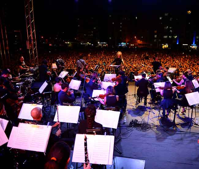 Senforock Orkestrası, yerli ve yabancı rock parçaların senfonik yorumunu yaptığı Eskişehir'deki konserde binlerce kişiye seslendi. 