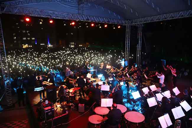 Senforock Orkestrası, yerli ve yabancı rock parçaların senfonik yorumunu yaptığı Eskişehir'deki konserde binlerce kişiye seslendi. 