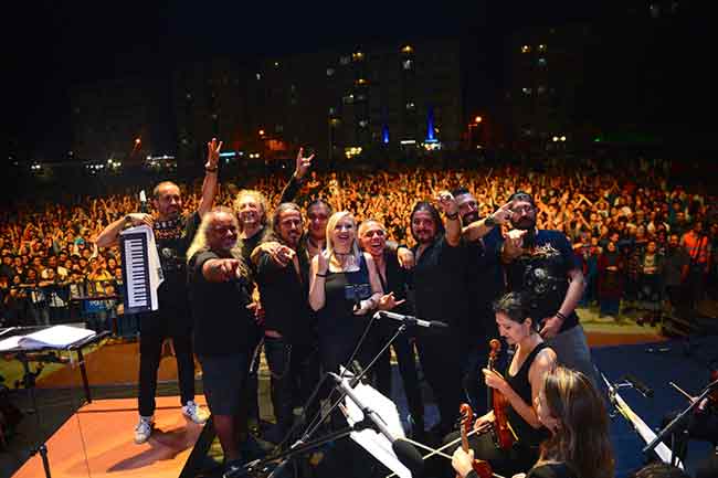 Senforock Orkestrası, yerli ve yabancı rock parçaların senfonik yorumunu yaptığı Eskişehir'deki konserde binlerce kişiye seslendi. 