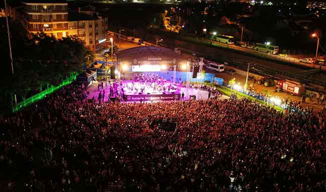 Senforock Orkestrası, yerli ve yabancı rock parçaların senfonik yorumunu yaptığı Eskişehir'deki konserde binlerce kişiye seslendi. 