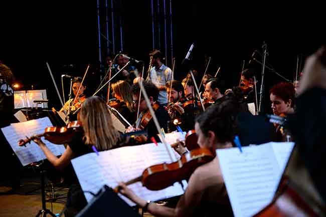 Senforock Orkestrası, yerli ve yabancı rock parçaların senfonik yorumunu yaptığı Eskişehir'deki konserde binlerce kişiye seslendi. 