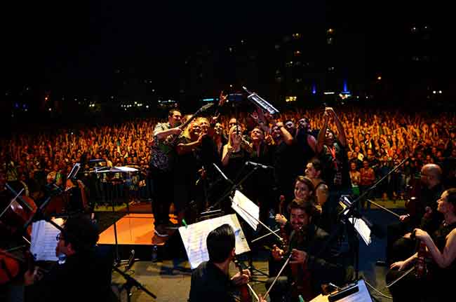 Alanı dolduran binlerce kişi, bir ağızdan "We Will Rock You", "Dönence", "Tamirci Çırağı", "Arapsaçı" ve "Bir Sevmek Bin Defa Ölmek Demekmiş" gibi unutulmaz şarkıları seslendirdi.