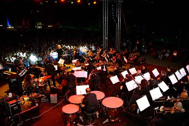 Senforock Orkestrası, yerli ve yabancı rock parçaların senfonik yorumunu yaptığı Eskişehir'deki konserde binlerce kişiye seslendi. 