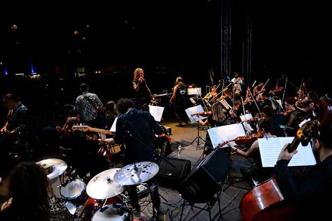 Senforock Orkestrası, yerli ve yabancı rock parçaların senfonik yorumunu yaptığı Eskişehir'deki konserde binlerce kişiye seslendi. 