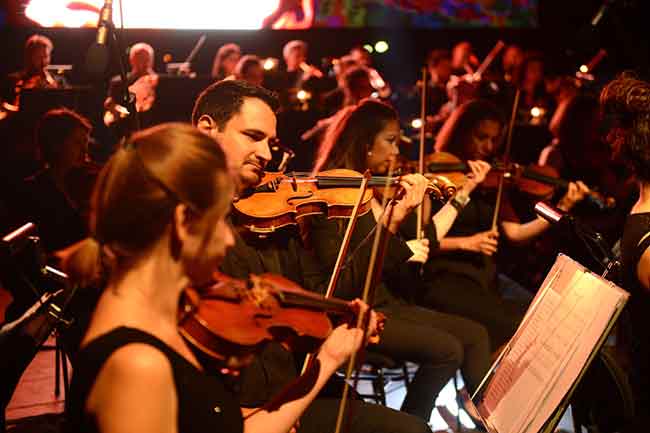 Senforock Orkestrası, yerli ve yabancı rock parçaların senfonik yorumunu yaptığı Eskişehir'deki konserde binlerce kişiye seslendi. 