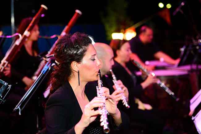 Senforock Orkestrası, yerli ve yabancı rock parçaların senfonik yorumunu yaptığı Eskişehir'deki konserde binlerce kişiye seslendi. 