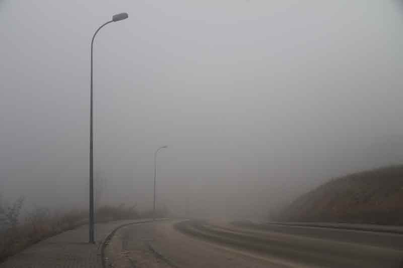 Eskişehir’in yüksek kesimlerinde etkili olan yoğun sis görüş mesafesini düşürürken, kartpostallık görüntüler ortaya çıktı.