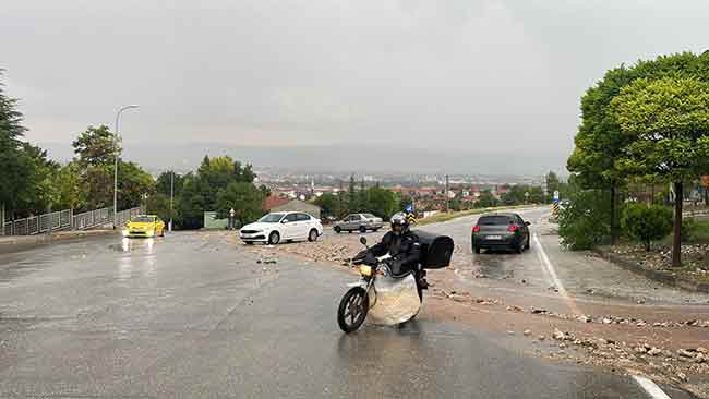 Eskişehir'de dün akşam saatlerinde bastıran  sağanak, trafikte aksamalara neden oldu. Kentte öğleden sonra başlayan sağanak nedeniyle bazı cadde ve sokaklarda su birikintileri oluştu. Sürücüler ilerlemekte güçlük çekerken zaman zaman doluya dönüşen yağış nedeniyle trafikte aksamalar yaşandı. Hasarlı ve yaralamalı trafik kazaları meydana geldi.