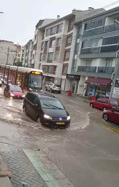 Eskişehir'de dün akşam saatlerinde bastıran  sağanak, trafikte aksamalara neden oldu. Kentte öğleden sonra başlayan sağanak nedeniyle bazı cadde ve sokaklarda su birikintileri oluştu. Sürücüler ilerlemekte güçlük çekerken zaman zaman doluya dönüşen yağış nedeniyle trafikte aksamalar yaşandı. Hasarlı ve yaralamalı trafik kazaları meydana geldi.