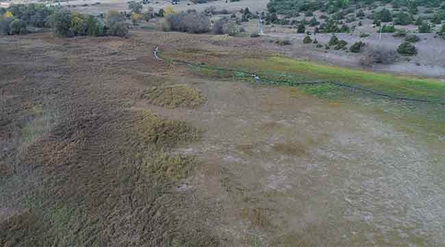 Eskişehir’de bulunan Musaözü Göleti’nde su seviyesi büyük oranda düştü. Neredeyse yarısı kuruyan gölet, drone ile havadan görüntülendi.