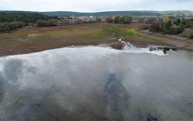 Eskişehir’de bulunan Musaözü Göleti’nde su seviyesi büyük oranda düştü. Neredeyse yarısı kuruyan gölet, drone ile havadan görüntülendi.