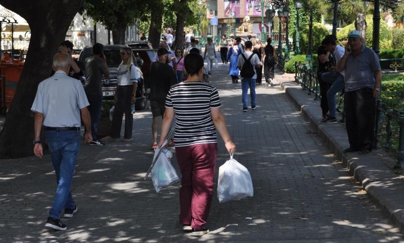 Toplu taşıma araçlarının çok kalabalık olduğuna vurgu yapan vatandaş, vatmanlar ile şoförlerin çok kaba olduğuna ve bunun da bazı zamanlar gerginliğe sebebiyet verdiğine dikkat çekti.