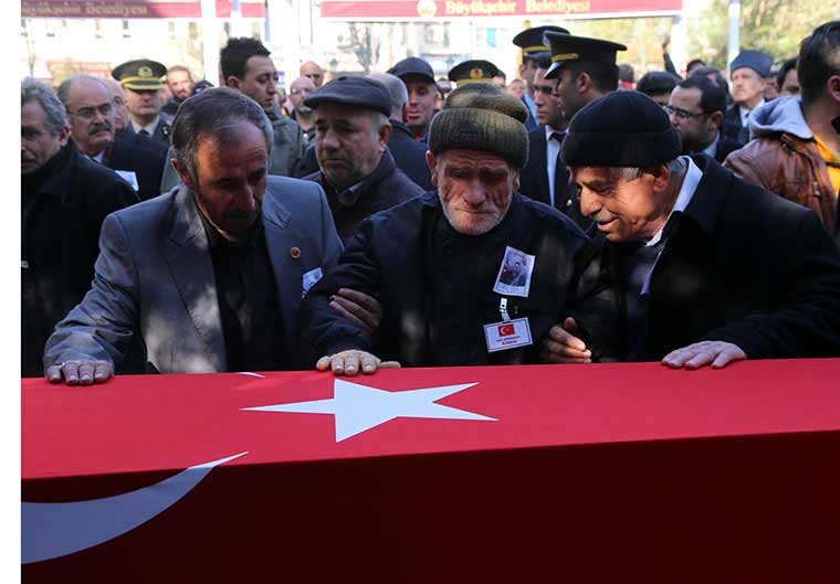 Diyarbakır'ın Lice ilçesinde şehit olan Jandarma Uzman Çavuş Mehmet Arıyeşil, memleketi Eskişehir’de son yolculuğuna uğurlandı. Şehidin 3 yaşındaki oğlu Fatih'in, babasını gözyaşları içinde el sallayarak uğurlaması yürekleri dağladı. 