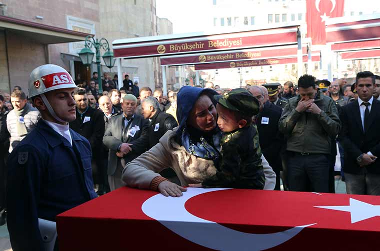 Diyarbakır'ın Lice ilçesinde şehit olan Jandarma Uzman Çavuş Mehmet Arıyeşil, memleketi Eskişehir’de son yolculuğuna uğurlandı. Şehidin 3 yaşındaki oğlu Fatih'in, babasını gözyaşları içinde el sallayarak uğurlaması yürekleri dağladı. 