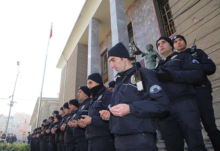 Diyarbakır'ın Lice ilçesinde şehit olan Jandarma Uzman Çavuş Mehmet Arıyeşil, memleketi Eskişehir’de son yolculuğuna uğurlandı. Şehidin 3 yaşındaki oğlu Fatih'in, babasını gözyaşları içinde el sallayarak uğurlaması yürekleri dağladı. 