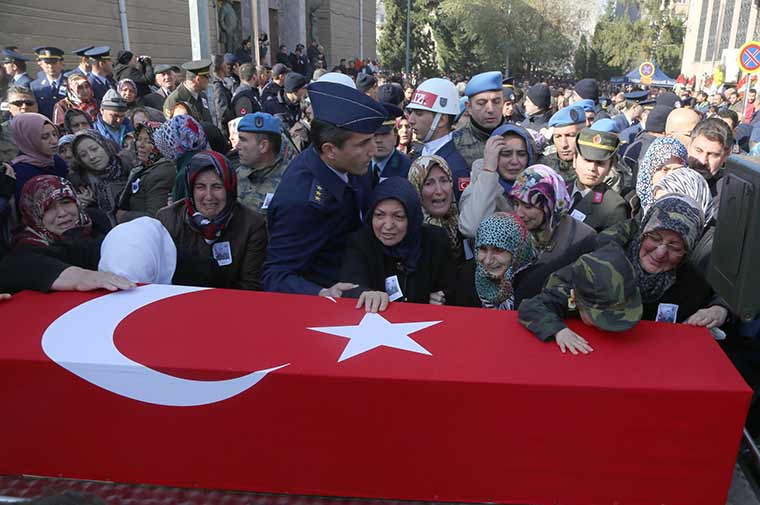 Diyarbakır'ın Lice ilçesinde şehit olan Jandarma Uzman Çavuş Mehmet Arıyeşil, memleketi Eskişehir’de son yolculuğuna uğurlandı. Şehidin 3 yaşındaki oğlu Fatih'in, babasını gözyaşları içinde el sallayarak uğurlaması yürekleri dağladı. 