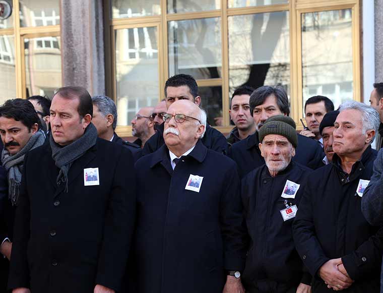 Diyarbakır'ın Lice ilçesinde şehit olan Jandarma Uzman Çavuş Mehmet Arıyeşil, memleketi Eskişehir’de son yolculuğuna uğurlandı. Şehidin 3 yaşındaki oğlu Fatih'in, babasını gözyaşları içinde el sallayarak uğurlaması yürekleri dağladı. 