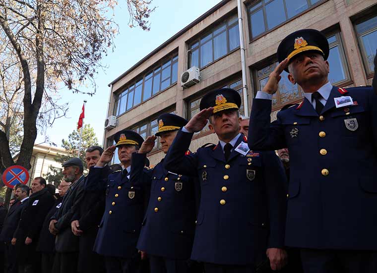 Diyarbakır'ın Lice ilçesinde şehit olan Jandarma Uzman Çavuş Mehmet Arıyeşil, memleketi Eskişehir’de son yolculuğuna uğurlandı. Şehidin 3 yaşındaki oğlu Fatih'in, babasını gözyaşları içinde el sallayarak uğurlaması yürekleri dağladı. 