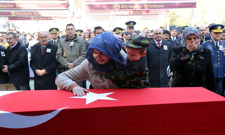 Diyarbakır'ın Lice ilçesinde şehit olan Jandarma Uzman Çavuş Mehmet Arıyeşil, memleketi Eskişehir’de son yolculuğuna uğurlandı. Şehidin 3 yaşındaki oğlu Fatih'in, babasını gözyaşları içinde el sallayarak uğurlaması yürekleri dağladı. 