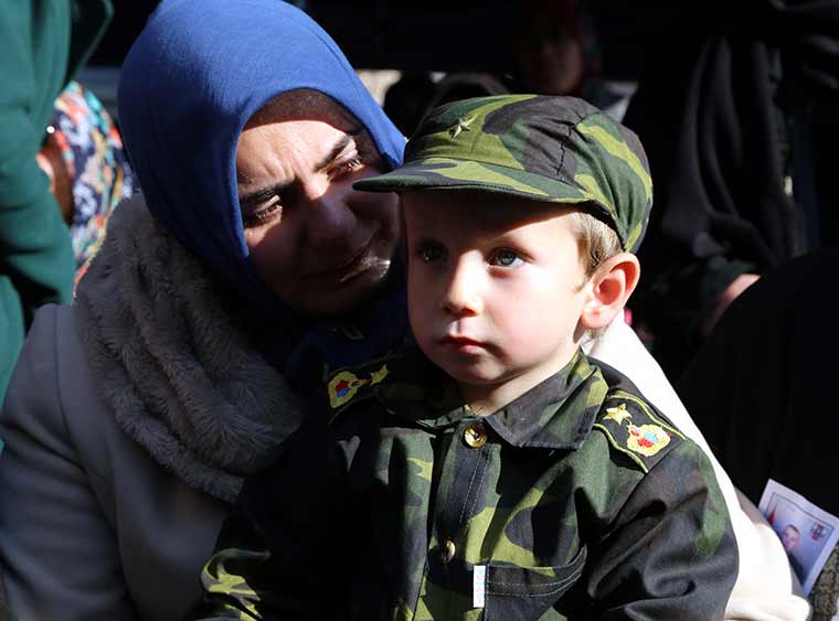 Diyarbakır'ın Lice ilçesinde şehit olan Jandarma Uzman Çavuş Mehmet Arıyeşil, memleketi Eskişehir’de son yolculuğuna uğurlandı. Şehidin 3 yaşındaki oğlu Fatih'in, babasını gözyaşları içinde el sallayarak uğurlaması yürekleri dağladı. 