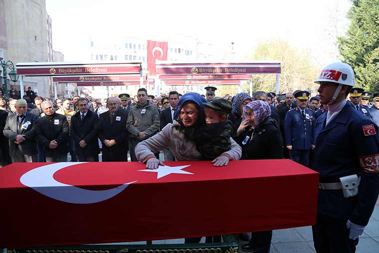 Diyarbakır'ın Lice ilçesinde şehit olan Jandarma Uzman Çavuş Mehmet Arıyeşil, memleketi Eskişehir’de son yolculuğuna uğurlandı. Şehidin 3 yaşındaki oğlu Fatih'in, babasını gözyaşları içinde el sallayarak uğurlaması yürekleri dağladı. 