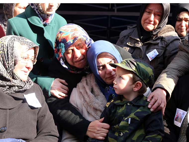 Diyarbakır'ın Lice ilçesinde şehit olan Jandarma Uzman Çavuş Mehmet Arıyeşil, memleketi Eskişehir’de son yolculuğuna uğurlandı. Şehidin 3 yaşındaki oğlu Fatih'in, babasını gözyaşları içinde el sallayarak uğurlaması yürekleri dağladı. 