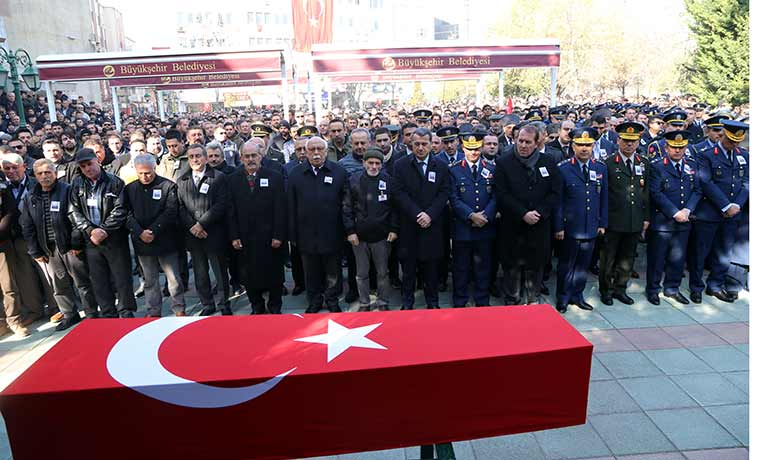 Diyarbakır'ın Lice ilçesinde şehit olan Jandarma Uzman Çavuş Mehmet Arıyeşil, memleketi Eskişehir’de son yolculuğuna uğurlandı. Şehidin 3 yaşındaki oğlu Fatih'in, babasını gözyaşları içinde el sallayarak uğurlaması yürekleri dağladı. 