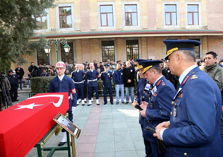 Diyarbakır'ın Lice ilçesinde şehit olan Jandarma Uzman Çavuş Mehmet Arıyeşil, memleketi Eskişehir’de son yolculuğuna uğurlandı. Şehidin 3 yaşındaki oğlu Fatih'in, babasını gözyaşları içinde el sallayarak uğurlaması yürekleri dağladı. 