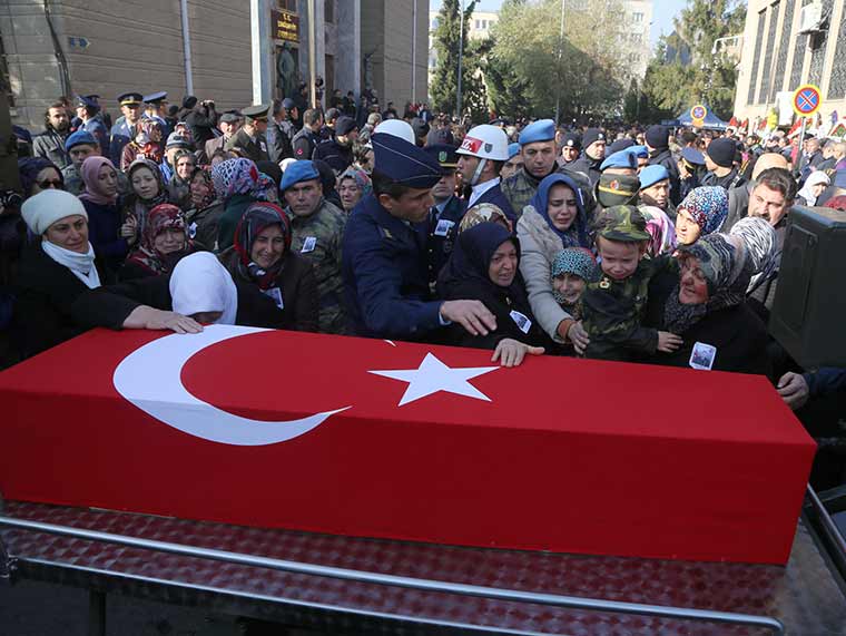 Diyarbakır'ın Lice ilçesinde şehit olan Jandarma Uzman Çavuş Mehmet Arıyeşil, memleketi Eskişehir’de son yolculuğuna uğurlandı. Şehidin 3 yaşındaki oğlu Fatih'in, babasını gözyaşları içinde el sallayarak uğurlaması yürekleri dağladı. 