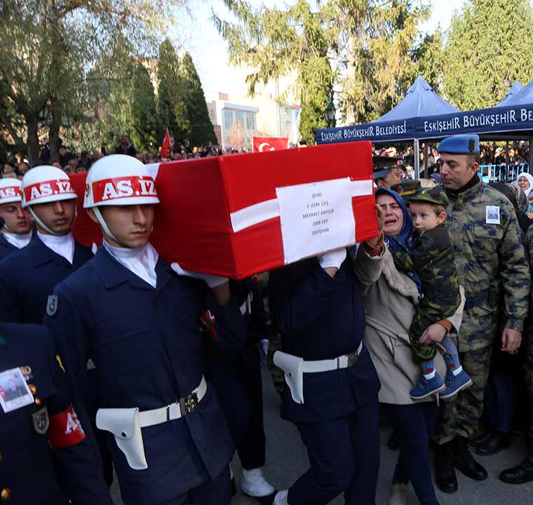 Diyarbakır'ın Lice ilçesinde şehit olan Jandarma Uzman Çavuş Mehmet Arıyeşil, memleketi Eskişehir’de son yolculuğuna uğurlandı. Şehidin 3 yaşındaki oğlu Fatih'in, babasını gözyaşları içinde el sallayarak uğurlaması yürekleri dağladı. 