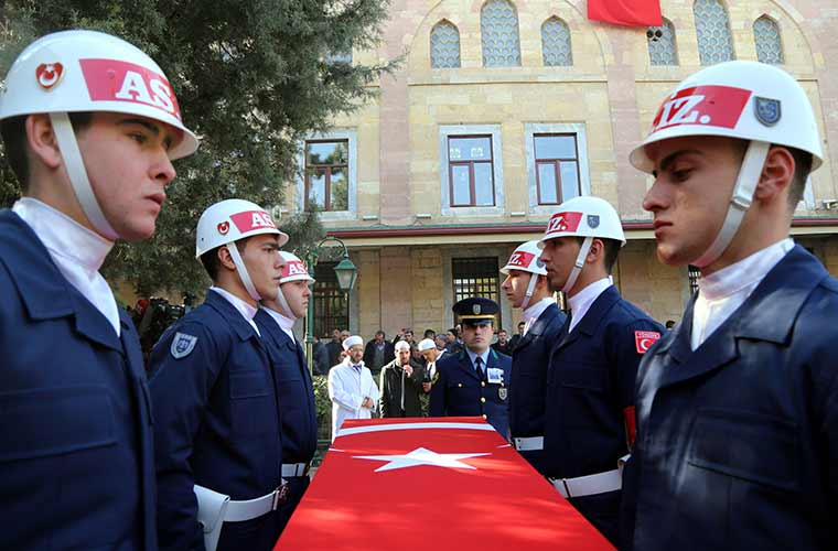 Diyarbakır'ın Lice ilçesinde şehit olan Jandarma Uzman Çavuş Mehmet Arıyeşil, memleketi Eskişehir’de son yolculuğuna uğurlandı. Şehidin 3 yaşındaki oğlu Fatih'in, babasını gözyaşları içinde el sallayarak uğurlaması yürekleri dağladı. 