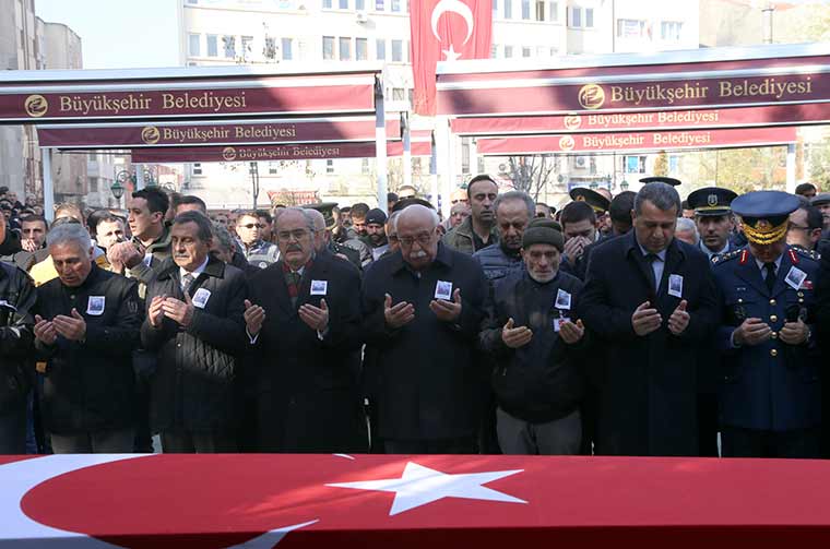 Diyarbakır'ın Lice ilçesinde şehit olan Jandarma Uzman Çavuş Mehmet Arıyeşil, memleketi Eskişehir’de son yolculuğuna uğurlandı. Şehidin 3 yaşındaki oğlu Fatih'in, babasını gözyaşları içinde el sallayarak uğurlaması yürekleri dağladı. 