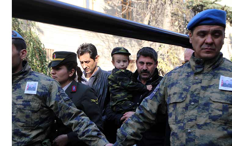 Diyarbakır'ın Lice ilçesinde şehit olan Jandarma Uzman Çavuş Mehmet Arıyeşil, memleketi Eskişehir’de son yolculuğuna uğurlandı. Şehidin 3 yaşındaki oğlu Fatih'in, babasını gözyaşları içinde el sallayarak uğurlaması yürekleri dağladı. 