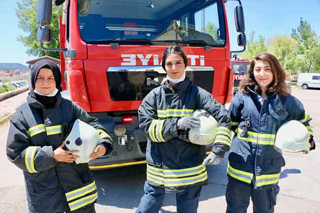 Eskişehir Büyükşehir Belediyesi İtfaiyesi'nde staj yapan Kısmet Boran, Melisa Yavuz ve Muhibe Baytaroğlu, her gün gerçekleştirilen tatbikatlarla yangınlara müdahale için hazırlanırken, kadınların da bu meslekte rahatlıkla söz sahibi olabileceğini gösteriyor.