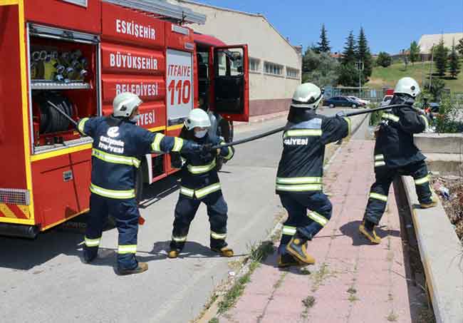 Eskişehir Büyükşehir Belediyesi İtfaiyesi'nde staj yapan Kısmet Boran, Melisa Yavuz ve Muhibe Baytaroğlu, her gün gerçekleştirilen tatbikatlarla yangınlara müdahale için hazırlanırken, kadınların da bu meslekte rahatlıkla söz sahibi olabileceğini gösteriyor.